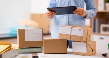 Работа по 12 часов в пунктах выдачи: почему молодёжь соглашается на изнурительный график и кто работает в таких условиях